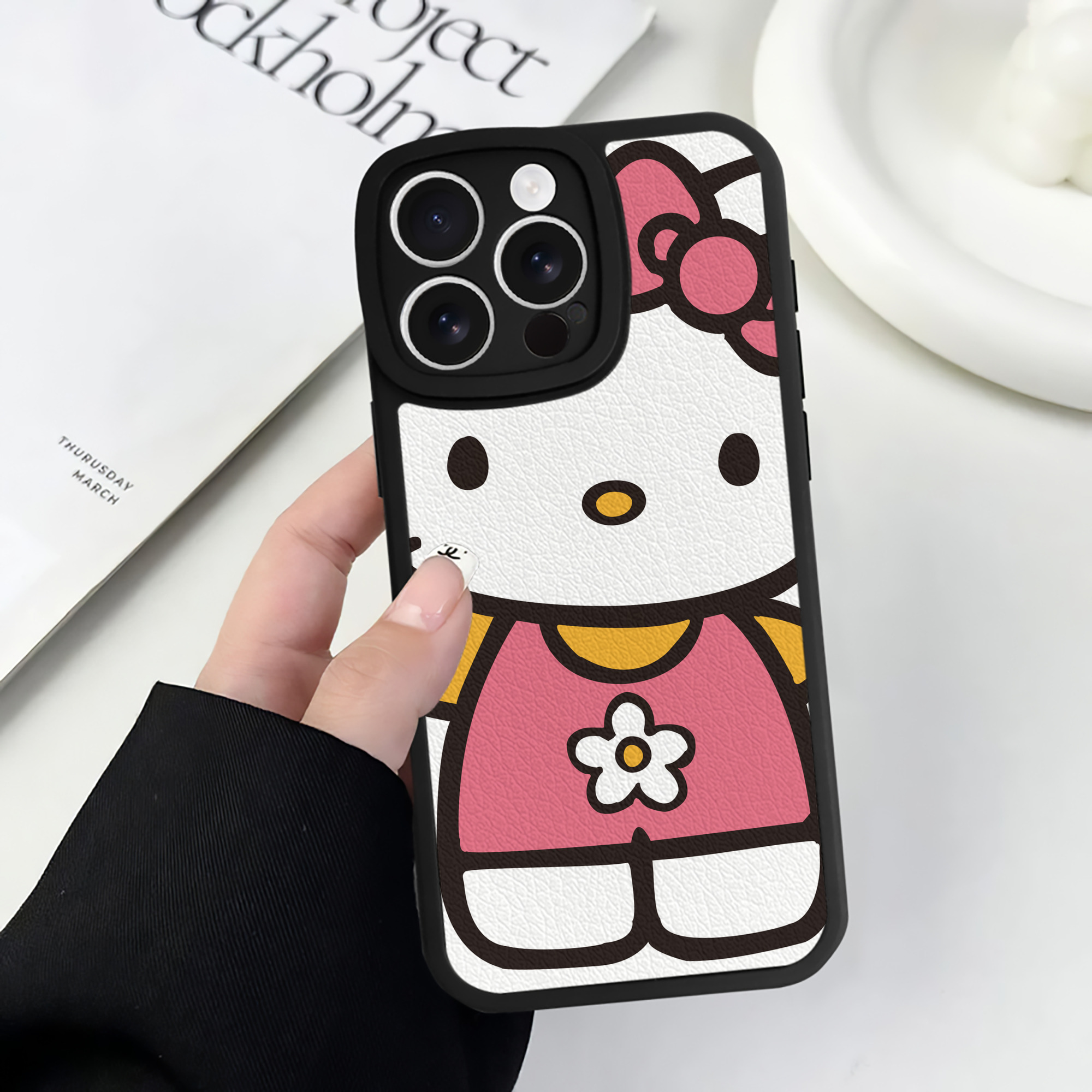 （画像用） Hello Kitty ハローキティ 【iPhone 16シリーズ対応】シリコンスマホケース（レザー調） 材質：シリコン